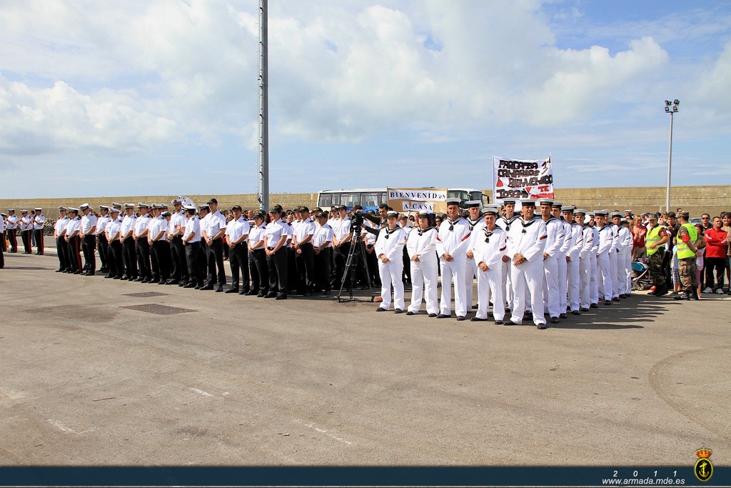 Una comisión de la Armada en Cádiz forma en el muelle para dar la bienvenida a la 'Canarias'